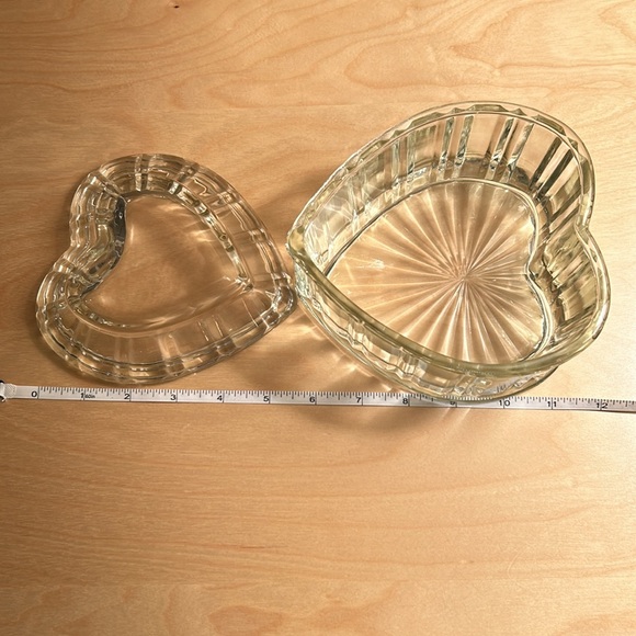 Beautiful Vintage Glass Heart Shaped Candy Dish - Picture 5 of 7